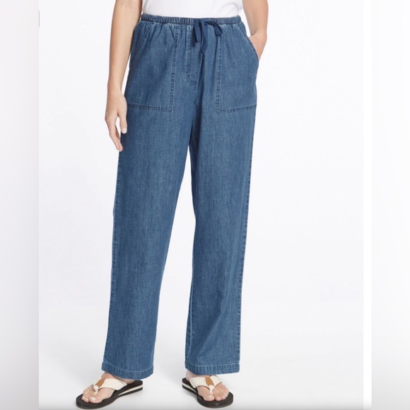 L.L. Bean Pants - L.L. Bean Woman’s Sun Washed Denim Straight Leg Pull On pants Size Large.